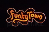 Fynky Town на крыше ночью 